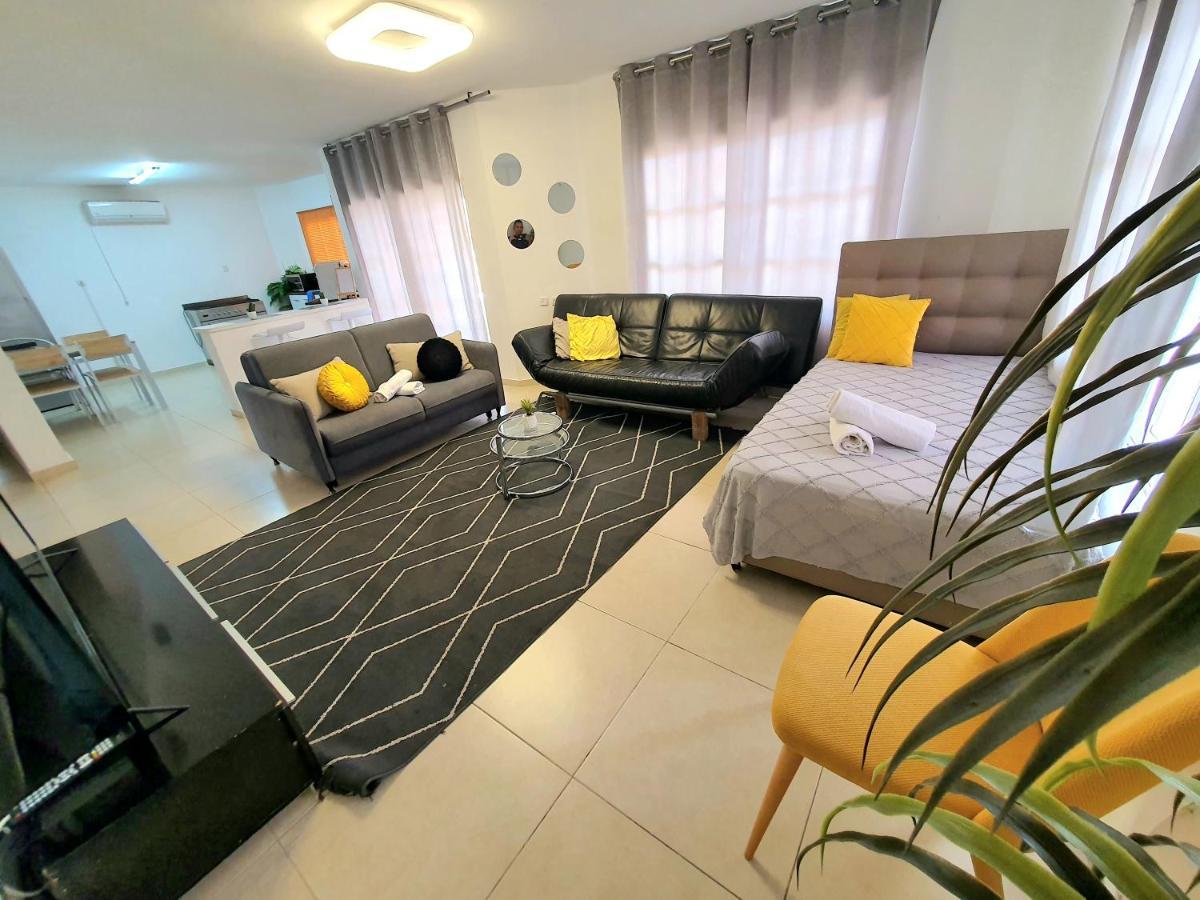 Barak Royal Suites 20 Garden Jacuzzi - ג'קוזי בחצר เอลัต ภายนอก รูปภาพ