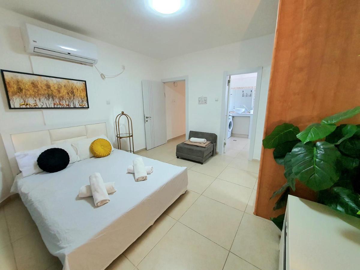 Barak Royal Suites 20 Garden Jacuzzi - ג'קוזי בחצר เอลัต ภายนอก รูปภาพ